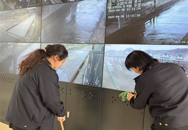 天路公司黄花沟收费所美化站区环境展新颜
