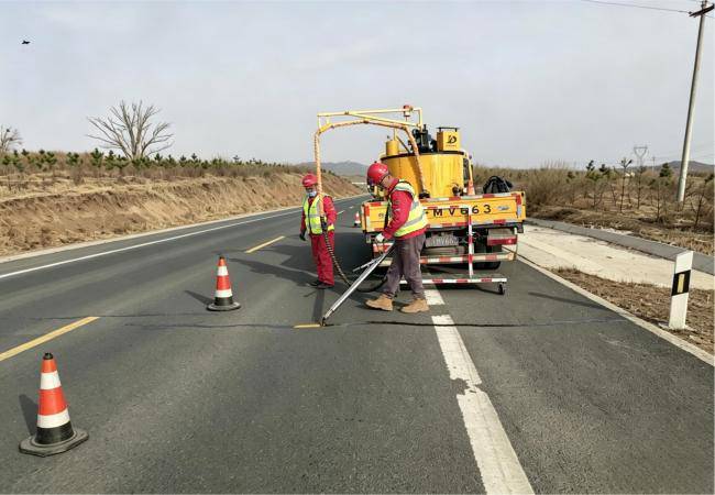 匠心养护守畅通 橡胶沥青筑防线——乌兰察布交投集团安达公司对S209线卓凉段开展路面灌缝作业