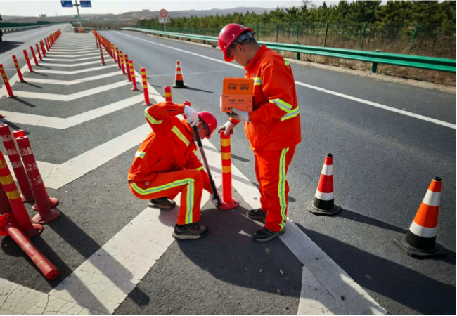 乌兰察布交投集团安达公司对G512线丰口段开展警示柱更换作业